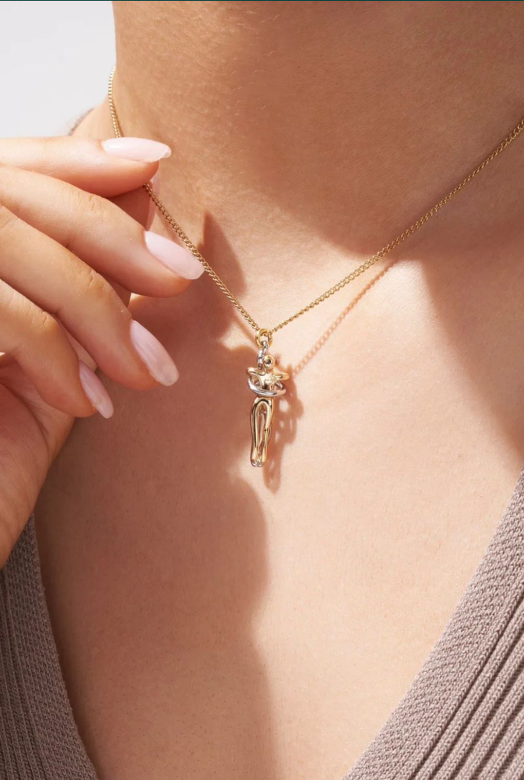 قلادة العناق الذهبية المطلية بالذهب